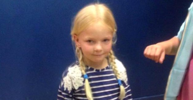 Kafası asansöre sıkışan küçük kız...