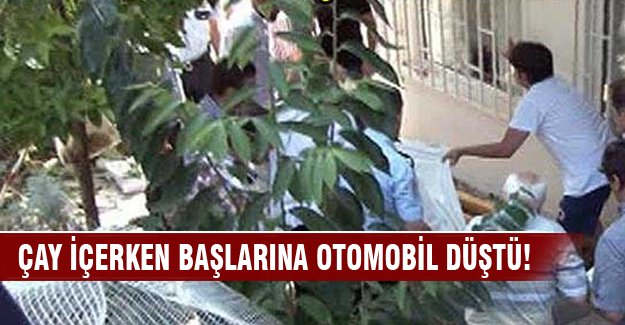 Bahçelerinde çay içerken başlarına otomobil düştü