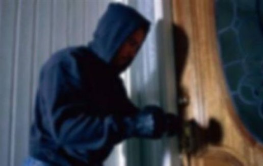 Utanmaz hırsız bütün eşyaları çaldı!