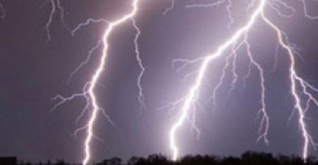 Evin üzerine yıldırım düştü