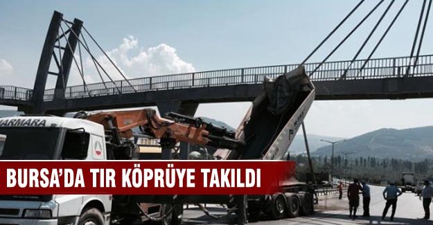 Bursa'da TIR köprüye takıldı