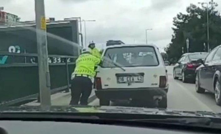 Bursa'da trafik polisinden alkışlanacak hareket!