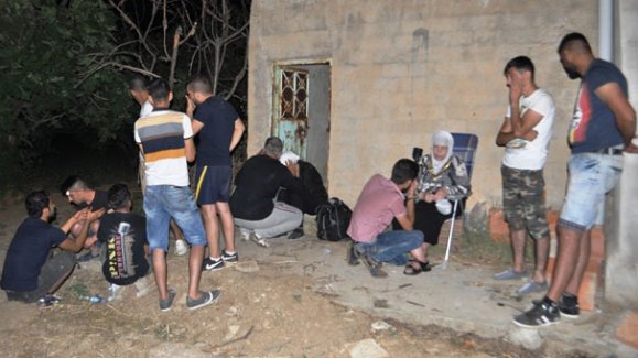 Suriyeli sığınmacıları bekçi kurtardı