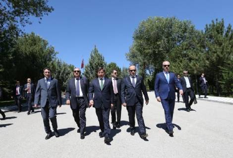 Davutoğlu'ndan Bahçeli'yi kızdıracak ziyaret!