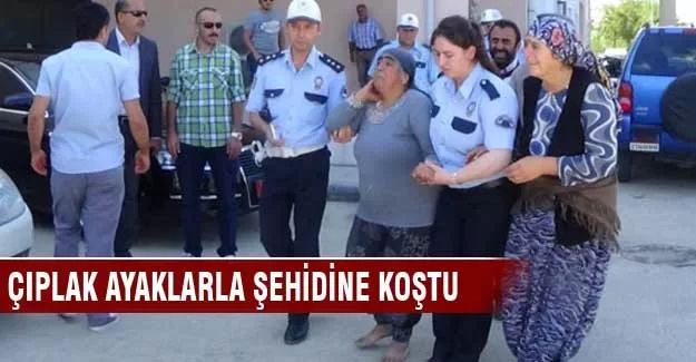 Çıplak ayaklarla şehidine koştu!