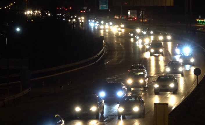 Tatilciler erken dönüşe geçti: 43 ilin geçiş güzergahında trafik yoğunluğu