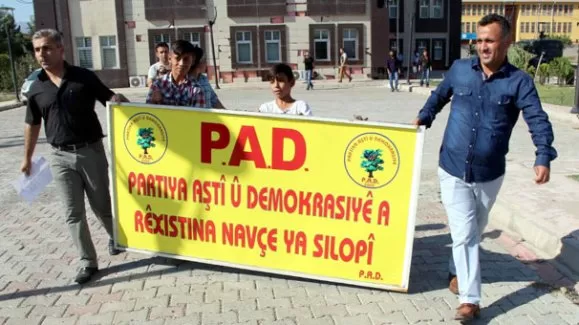 Kürtçe tabela geri geldi...