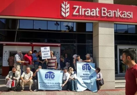 Bursa'lı tüketiciler Ziraat Bankası önünde oturma eylemi yaptı
