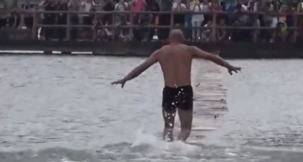 Suyun üstünde öyle birşey yaptı ki