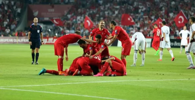 Hakemden İstiklal Marşı'na saygısızlık