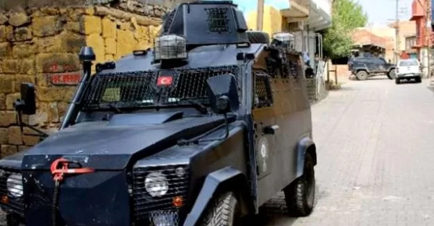 Diyarbakır'da polis ekiplerine roketli saldırı!