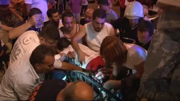 Topu bahçeye kaçan çocuğun bacağına korkuluk saplandı