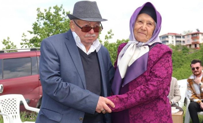 75 yıldır birlikte olan 50 torun sahibi çift, nikah tazeledi!