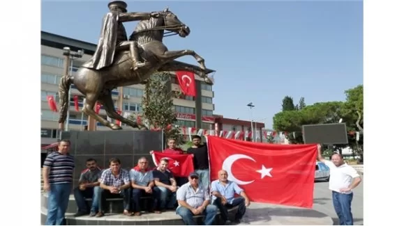 CHP'li Başkan şehitler için oturma eyleminde!