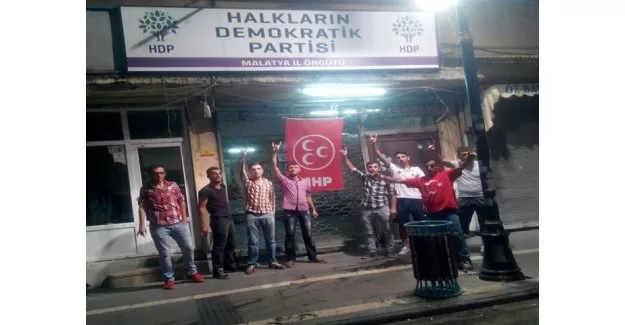 HDP binasına MHP bayrağı