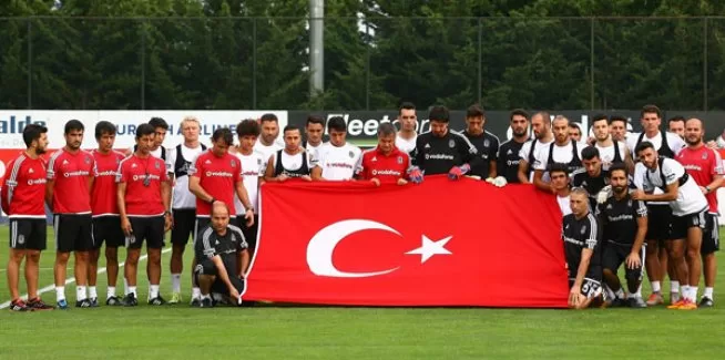 Beşiktaş'tan şehitler için saygı duruşu!