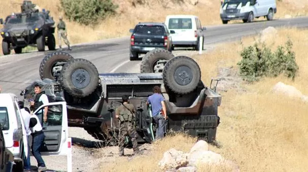 Uludere'de askeri araç devrildi, ekipler kuş uçurtmadı