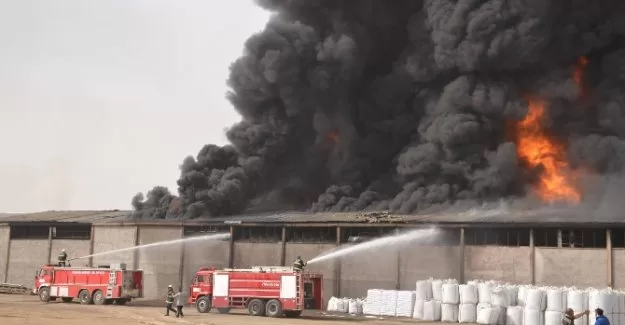 Korkutan yangın şehir girişini trafiğe kapattı
