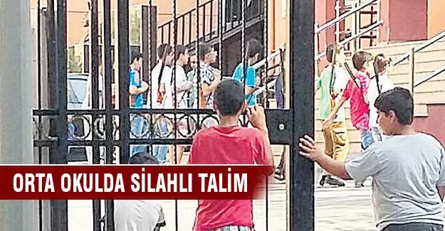 10 yaşındaki çocuklara oyuncak silahla talim!