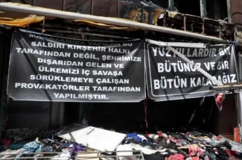 Terör eylemlerinde mağazası yanan kardeşlerden anlamlı pankart!