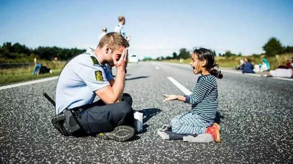 O polise evlenme teklifi yağıyor