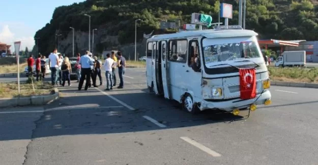 İşçi servisi otomobile çarptı: 10 yaralı