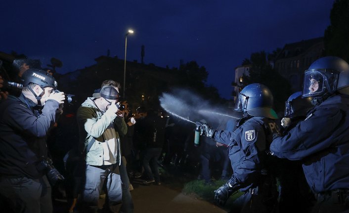 Almanya'da 1 Mayıs gösterisine polis müdahalesi