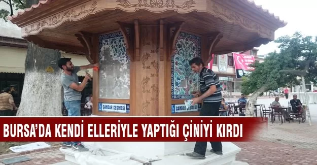 Bursa'da kendi elleriyle yaptığı çinileri kırdı