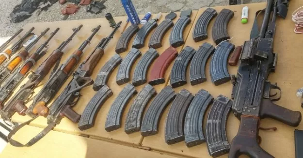 Teröristlerin aracından cephanelik çıktı