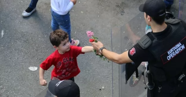 Suriyeli çocuklar polislere çiçek verdi