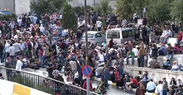 Suriyeli mülteciler sınır kapısına doğru yürüyor