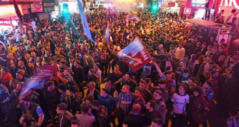 Bursa'da Trabzonspor'un şampiyonluğu coşkuyla kutlandı