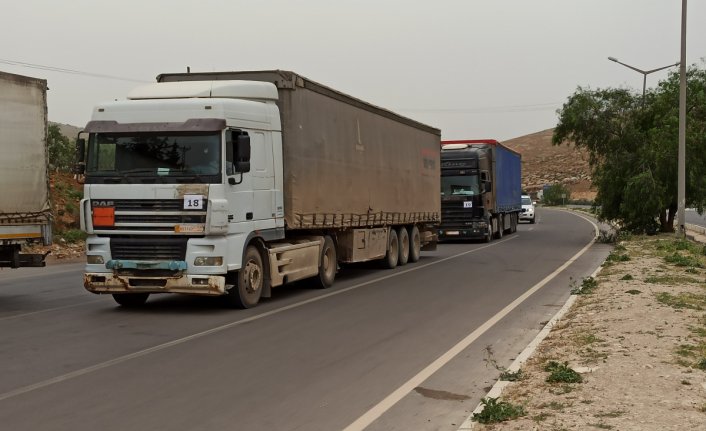 BM'den İdlib'e bayram öncesi 16 TIR insanı yardım