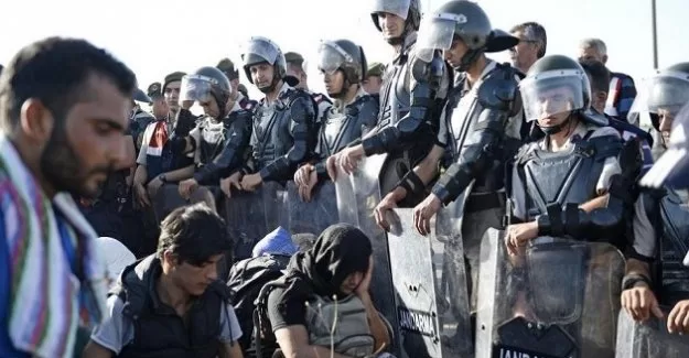 Edirne'deki sığınmacılar polis barikatına takıldı