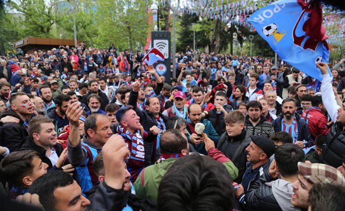 Trabzonsporlu taraftarlar kutlamalara erken başladı