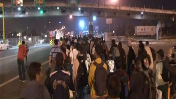 Avrupa'ya geçmek isteyen Suriyeliler Tem'de yürüyüşteler