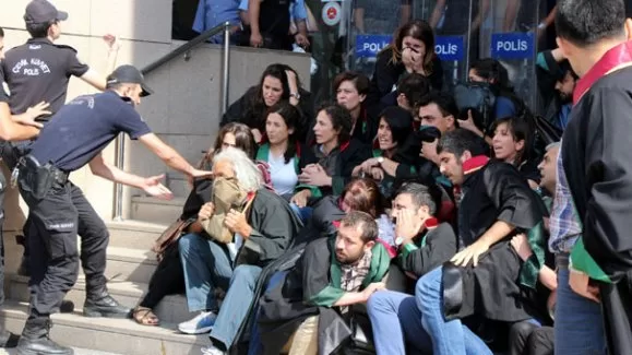 Adliye önünde avukatlara müdahale