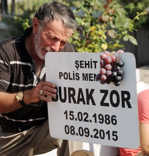 Şehit oğullarının mezar taşına kara üzüm bıraktılar