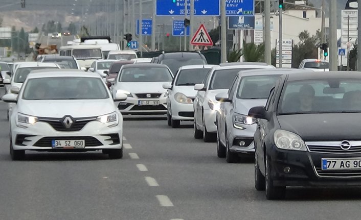 Tatil bölgelerinde trafik yoğunluğu başladı