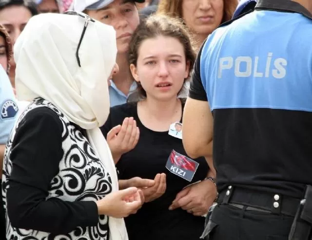 Şehit polis kızını okutabilmek için emekli olmamış