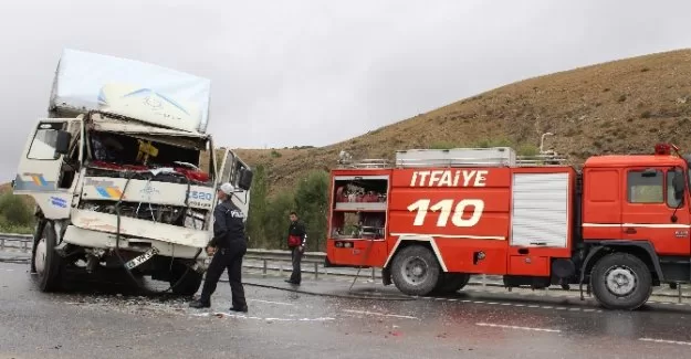 Yolcu otobüsüyle kamyon çarpıştı: 10 yaralı