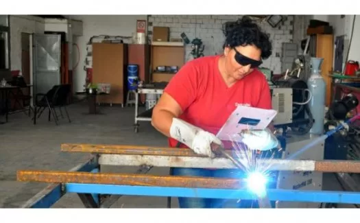 Eşine yardıma gitti, kaynak ustası oldu