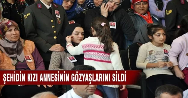 Şehidin kızı annesinin gözyaşlarını sildi!