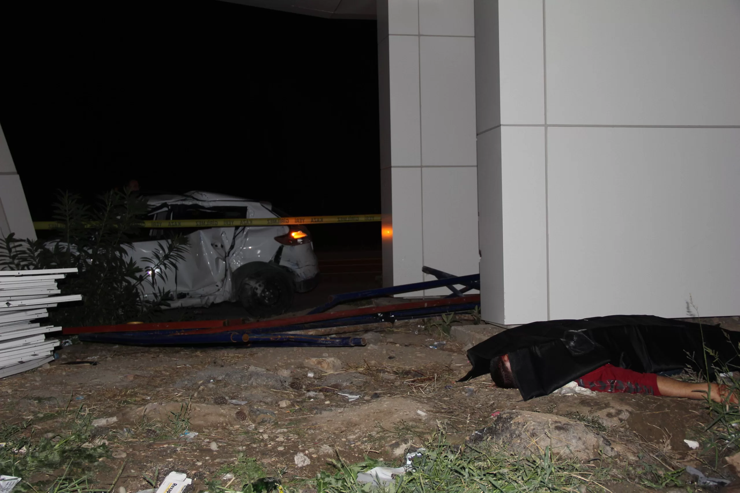 Bursa'da alkollü sürücü otobüs durağına daldı