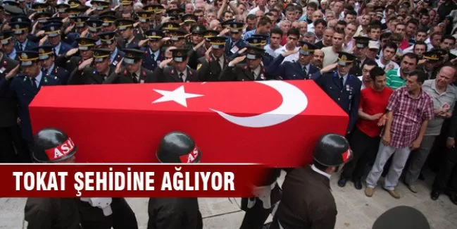 Tokat şehidine ağlıyor