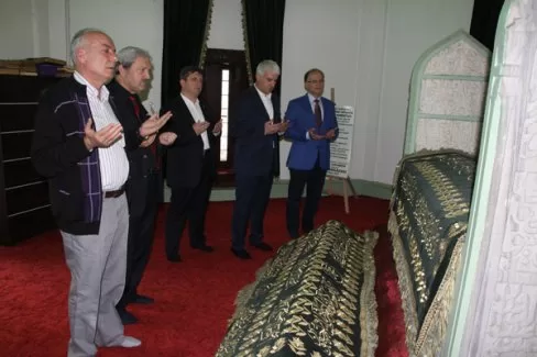 AK Parti seçim startını türbede dua ile verdi