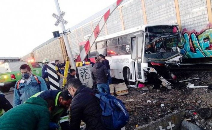 Meksika'da tren yolcu otobüsüne çarptı!