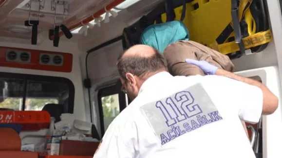 Genç kızı sokak ortasında tekme tokat dövdü!