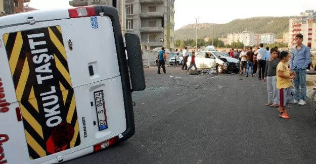 Öğrenci servisi kaza yaptı: 10 yaralı