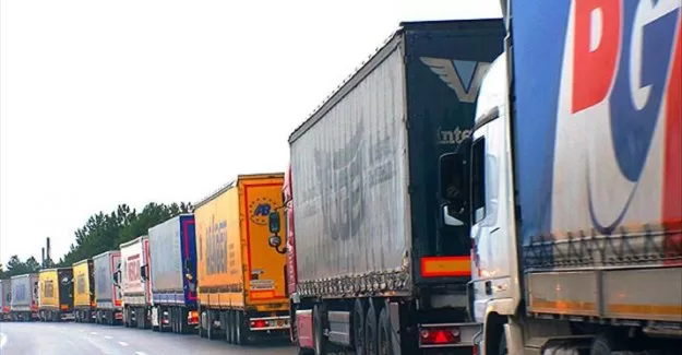 Sınırda 16 kilometrelik tır kuyruğu